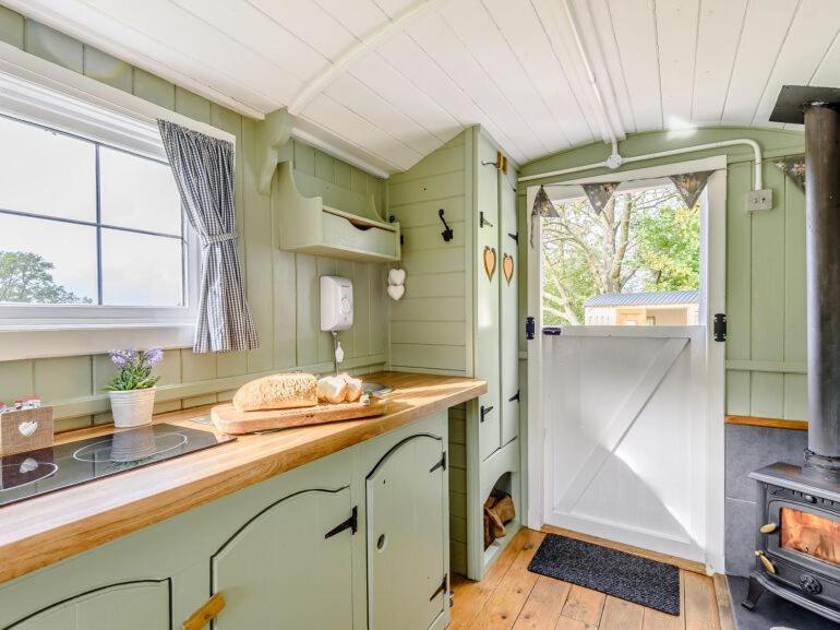 Ewe Retreat Shepherds Hut Hereford Exterior foto